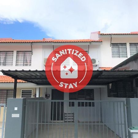 Oyo 90493 Jl Homestay Segamat Kültér fotó